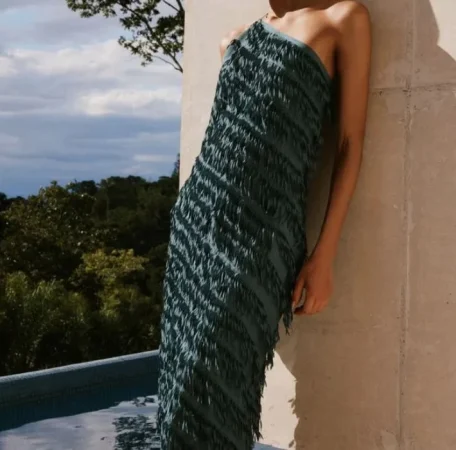 Zara te prepara para el cambio de tiempo con estas prendas que te van a volver loca 90 Merca2.es Vestidos que lo tienen todo: estilo, comodidad y versatilidad. Vestido midi asimétrico: el favorito de la temporada. Vestido midi con flecos (49,95 euros)