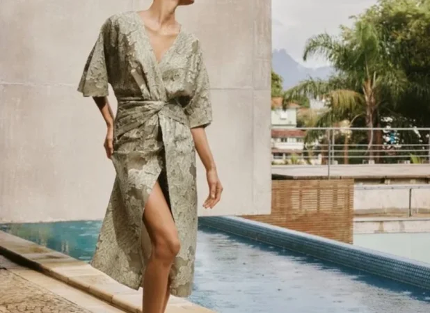 Zara te prepara para el cambio de tiempo con estas prendas que te van a volver loca 91 Merca2.es Drapeado que favorece a todas. Vestido con drapeado a la cintura (49,95 euros)