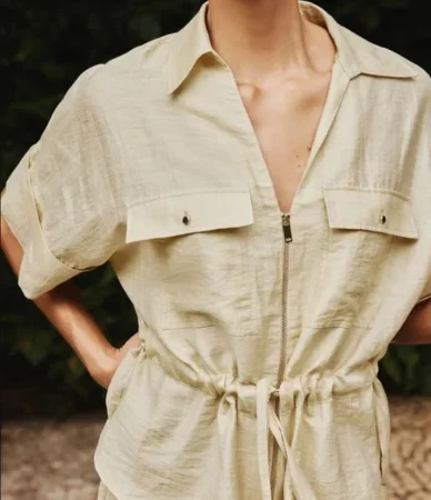 Zara te prepara para el cambio de tiempo con estas prendas que te van a volver loca 94 Merca2.es Camisas y chalecos: básicos renovados con mucho estilo de Zara. Camisa estilo safari: fresca y elegante. Camisa safari de manga corta (29,95 euros)