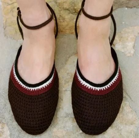 Zara te prepara para el cambio de tiempo con estas prendas que te van a volver loca 96 Merca2.es Zapatos que enamoran a primera vista-Bailarinas tipo ganchillo: comodidad + tendencia. Bailarinas marrón chocolate en ganchillo (27,95 euros)