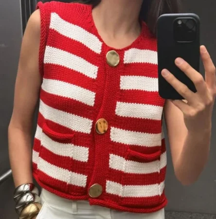 Zara te prepara para el cambio de tiempo con estas prendas que te van a volver loca 95 Merca2.es Chaleco de rayas marineras: el toque moderno. Chaleco con rayas y manga sisa (29,95 euros)