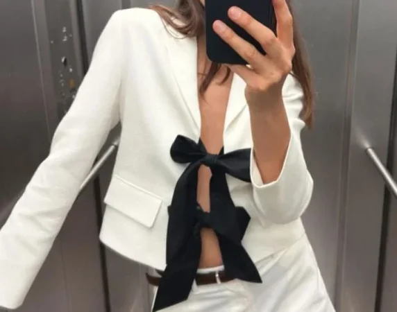 Zara te prepara para el cambio de tiempo con estas prendas que te van a volver loca 97 Merca2.es Prendas que elevan cualquier look. Blazer blanca con lazos: sofisticación con un twist. Blazer con detalles de lazos (45,95 euros)