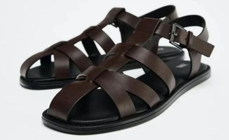 5. Sandalias palas doradas – 25,95€