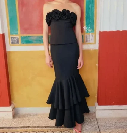 2. Conjunto negro con volantes: elegancia atemporal