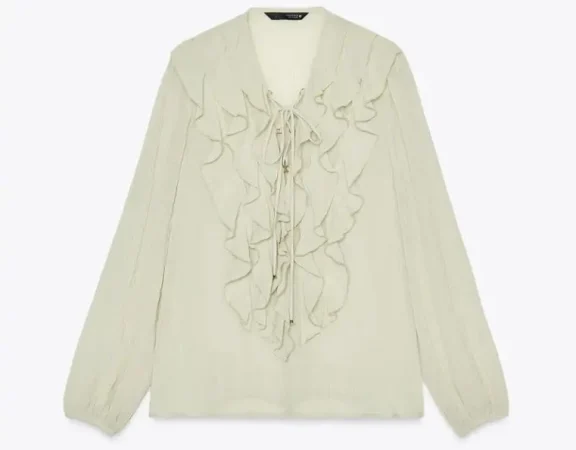 1. Blusa semitransparente con volantes de Zara - 27,95 euros