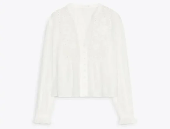 4. Blusa blanca con bordados de Zara - 25,95 euros
