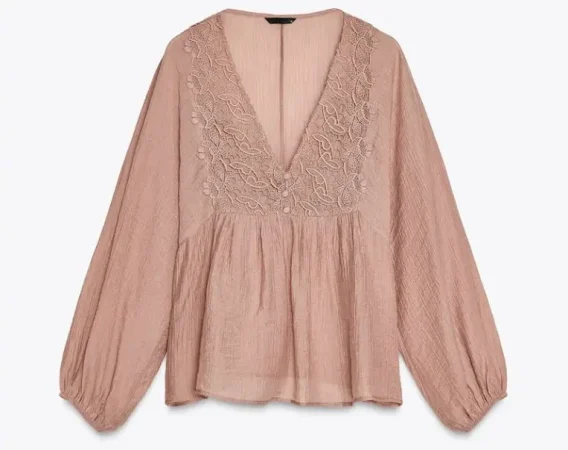 5. Blusa con textura crochet de Zara - 29,95 euros