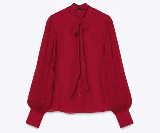7. Blusa roja con lazo en el escote de Zara - 39,95 euros