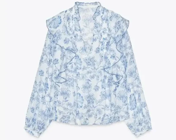 1. Blusa estampada volantes jaretas de Zara – 27,95 euros