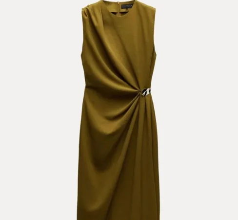 4. Vestido midi en verde con detalle joya