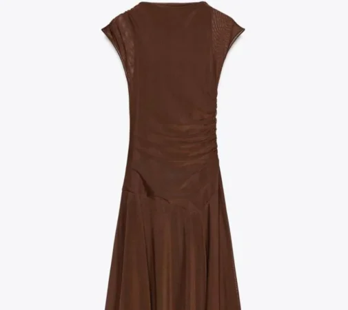 6. Vestido en color marrón con bajo asimétrico