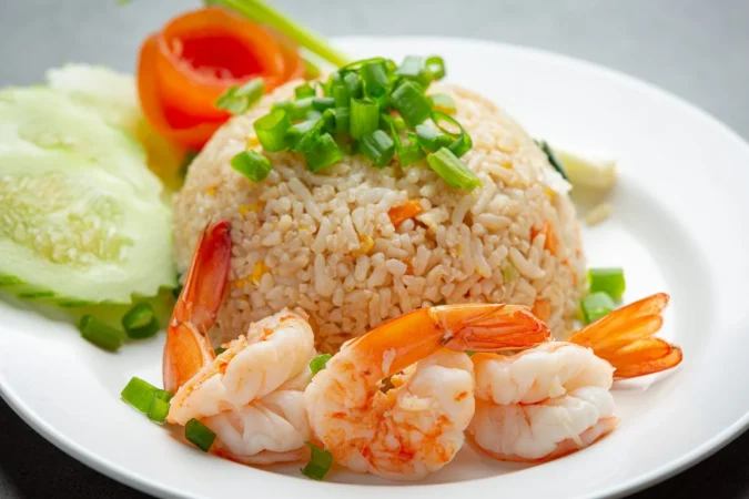 american shrimp fried rice served with chili fish sauce thai food 3 Merca2.es