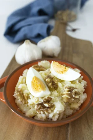 atascaburras typical dish castilian la mancha gastronomy potato cod egg walnuts Merca2.es