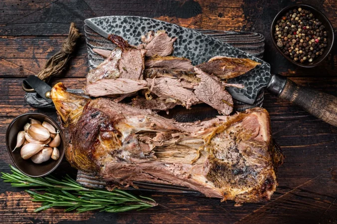 Cordero asado: Un plato típico del Domingo de Resurrección en Castilla 62 Merca2.es baked lamb mutton cutting shoulder meat on a woode 2024 12 10 00 36 32 utc Merca2.es