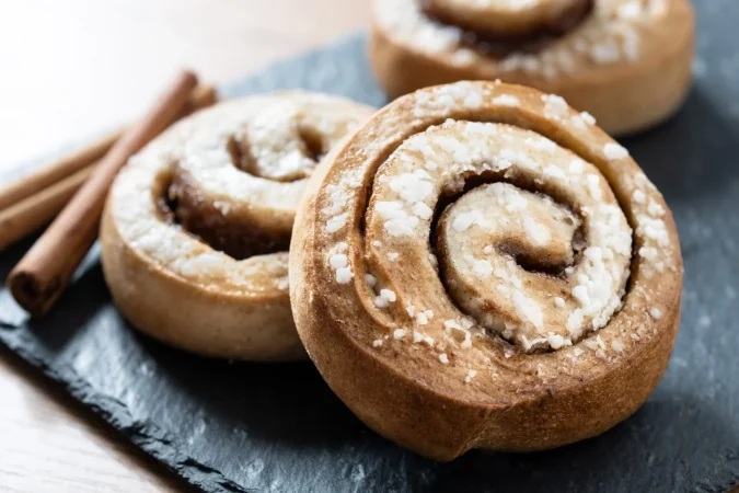 cinnamon rolls buns wooden table kanelbulle swedish dessert Merca2.es