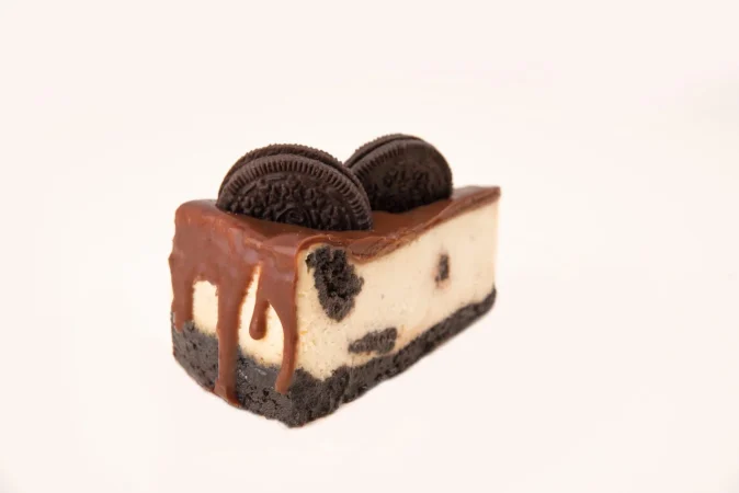 Tarta casera de galletas Oreo: Un dulce irresistible 42 Merca2.es close up cheesecake with chocolate cream Merca2.es