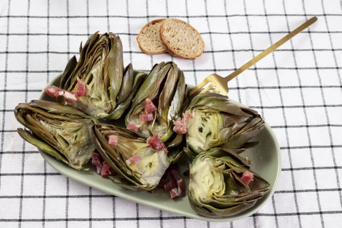 Flores de alcachofa a la plancha con jamón: Un plato exquisito y refinado 41 Merca2.es close up delicious spanish food 3 Merca2.es