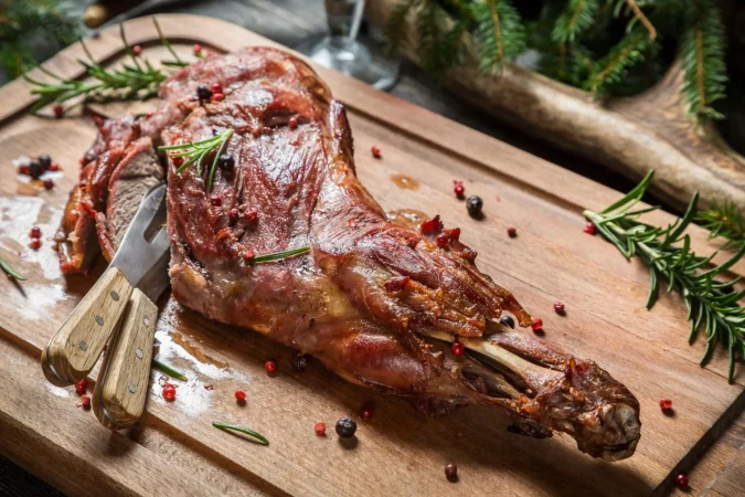 Cordero asado: Un plato típico del Domingo de Resurrección en Castilla 59 Merca2.es closeup of freshly roasted venison 2025 03 24 07 38 57 utc Merca2.es