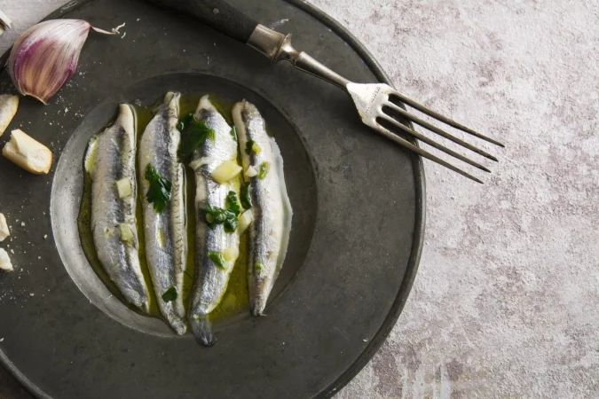 Así se hacen unos boquerones en vinagre caseros que te harán la boca agua 83 Merca2.es directly shot seafood plate table Merca2.es