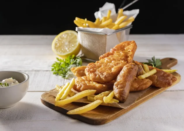 fish chips chopping board with lemon Merca2.es