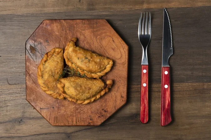 Empanadillas de bonito o atún: Un clásico de la cocina española 86 Merca2.es flat lay fried pies with cutlery Merca2.es