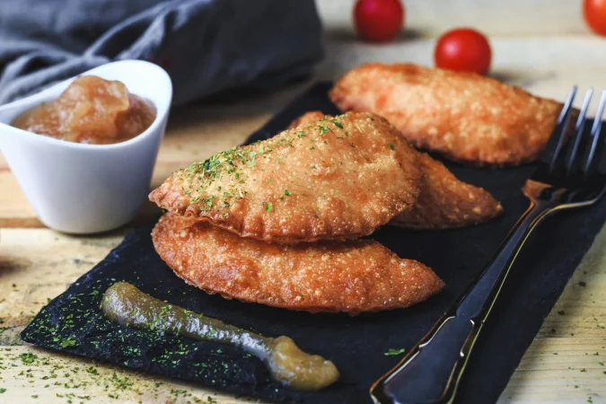 Empanadillas de bonito o atún: Un clásico de la cocina española 85 Merca2.es four hand pie homemade with tomato species egg accompanied with applesauce tomatoes cherry Merca2.es