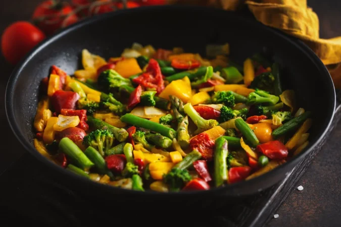 Salteado de verduras: Un acompañamiento saludable y delicioso 56 Merca2.es fried vegetables with sauce pan Merca2.es