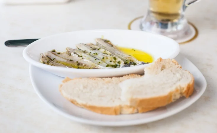 Así se hacen unos boquerones en vinagre caseros que te harán la boca agua 82 Merca2.es high angle view breakfast served table 1 Merca2.es