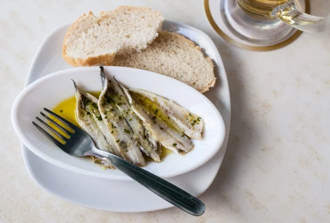 Así se hacen unos boquerones en vinagre caseros que te harán la boca agua 81 Merca2.es high angle view breakfast served table Merca2.es