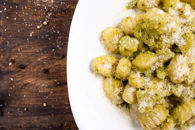 Ñoquis al pesto: Una cena fácil y ligera 5 Merca2.es high angle view carrots plate table Merca2.es