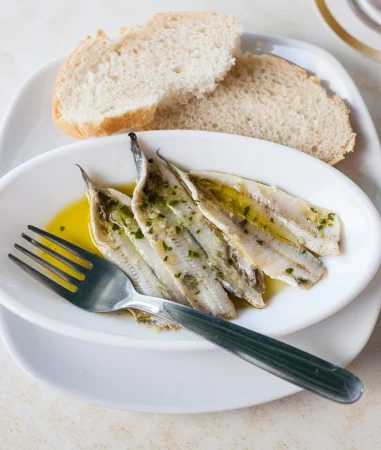 Así se hacen unos boquerones en vinagre caseros que te harán la boca agua 80 Merca2.es high angle view food plate Merca2.es