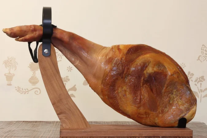 DE CARTÓN A JOYA DE LA CORONA: CÓMO DISFRUTAR PLENAMENTE DEL JAMÓN SERRANO 