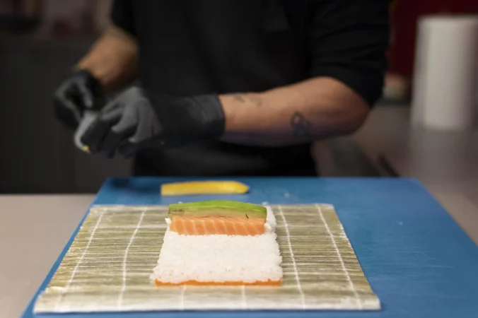 male chef preparing sushi order takeaway Merca2.es
