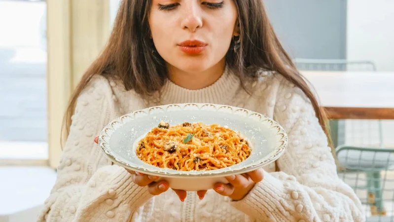 EL ENGAÑO DE LOS CARBOHIDRATOS REFINADOS: UN FESTÍN QUE DEJA VACÍO