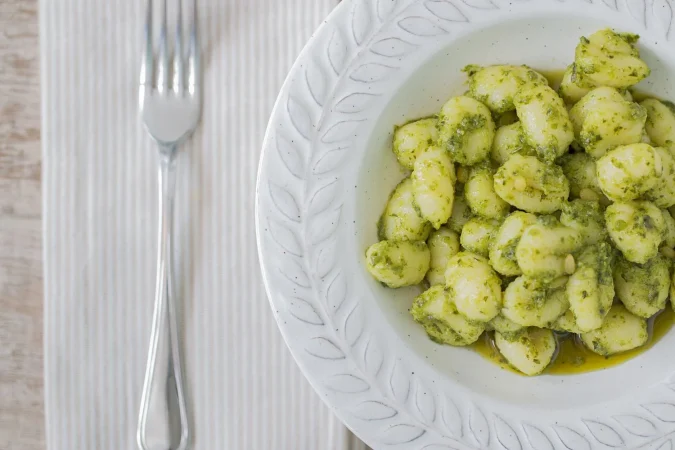 Ñoquis al pesto: Una cena fácil y ligera 4 Merca2.es plate with gnocchi with basil pesto fork Merca2.es