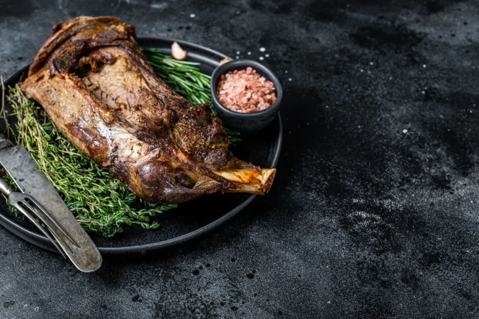 Cordero asado: Un plato típico del Domingo de Resurrección en Castilla 58 Merca2.es roasted lamb mutton shoulder meat on a plate with 2024 12 09 00 33 29 utc Merca2.es