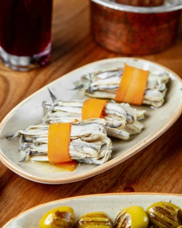 Así se hacen unos boquerones en vinagre caseros que te harán la boca agua 79 Merca2.es small fish rolled piles Merca2.es