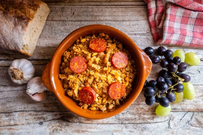 Receta de migas extremeñas, un plato de lo más rural 24 Merca2.es spanish cuisine migas manchegas Merca2.es