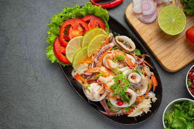 spicy mixed seafood salad with thai food ingredients Merca2.es