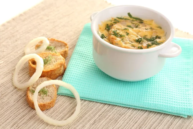 Sopa de ajo: Un plato típico castellano para disfrutar en Semana Santa 19 Merca2.es tasty soup saucepan tablecloth close up Merca2.es