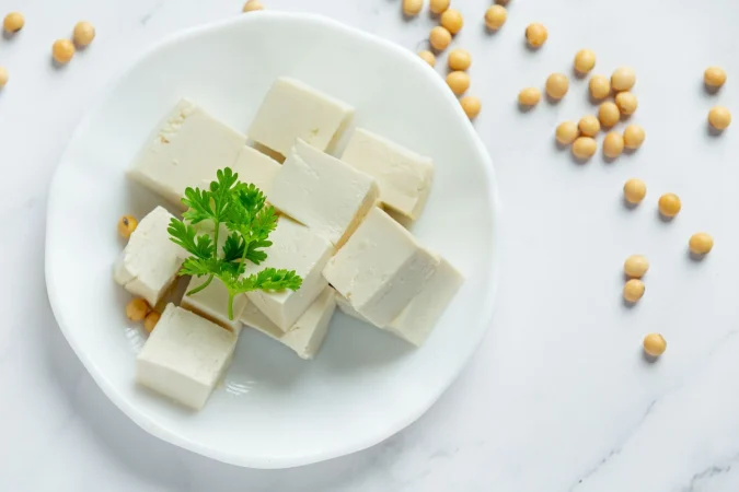 tofu made from soybeans food nutrition concept Merca2.es