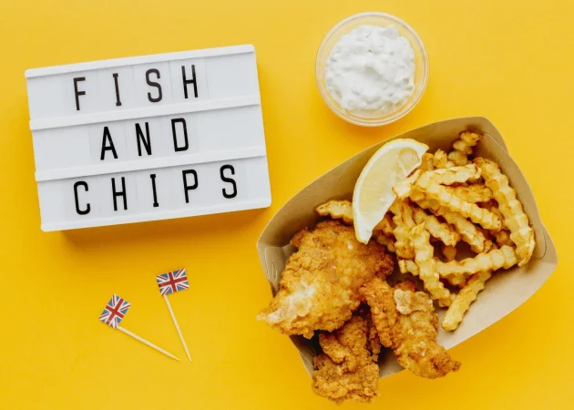 top view fish chips with sauce light box Merca2.es
