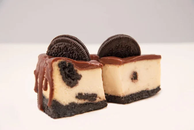 Tarta casera de galletas Oreo: Un dulce irresistible 41 Merca2.es two piece cheesecake with cookies 1 Merca2.es