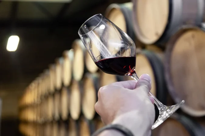Sergi Figueras, sommelier, nos enseña a decantar un buen vino 1 Merca2.es La fase visual: el primer vistazo al carácter del vino