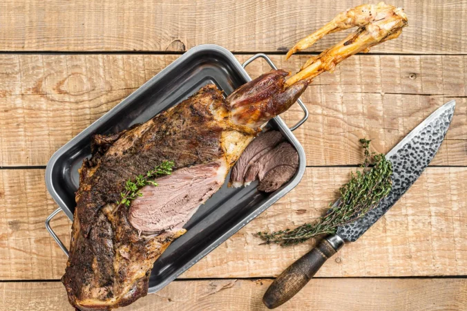 Cordero asado: Un plato típico del Domingo de Resurrección en Castilla 60 Merca2.es whole oven roasted goat leg meat with thyme in a s 2024 12 10 02 22 50 utc Merca2.es