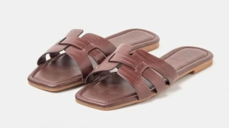 Carrefour tiene claro que estas van a ser las sandalias de tendencia este verano y por menos de 10 euros 64 Merca2.es La llegada de las sandalias tipo pala a Carrefour