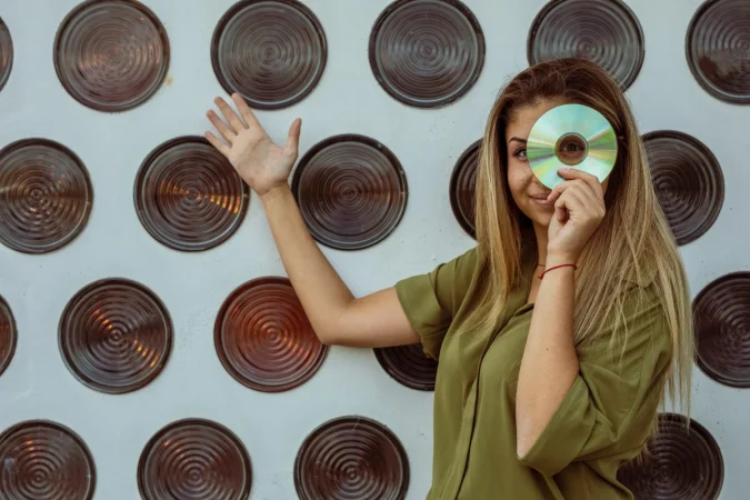 Cómo dar una valiosa nueva vida a tus viejos CD's 80 Merca2.es ¿Te atreves a redecorar con CD’s viejos?