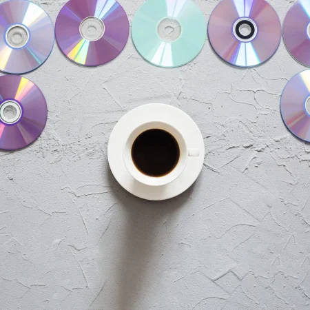 Cómo dar una valiosa nueva vida a tus viejos CD's 79 Merca2.es ¿Cómo hacer unos posavasos o unos espejos artesanales con CD’s?