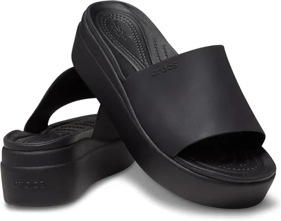 6. Sandalias Crocs planas estilo Birkenstock