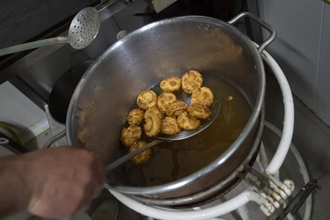 EuropaPress 3706728 pastelero frie tipicas rosquillas san isidro casa mira 13 mayo 2021 madrid Merca2.es